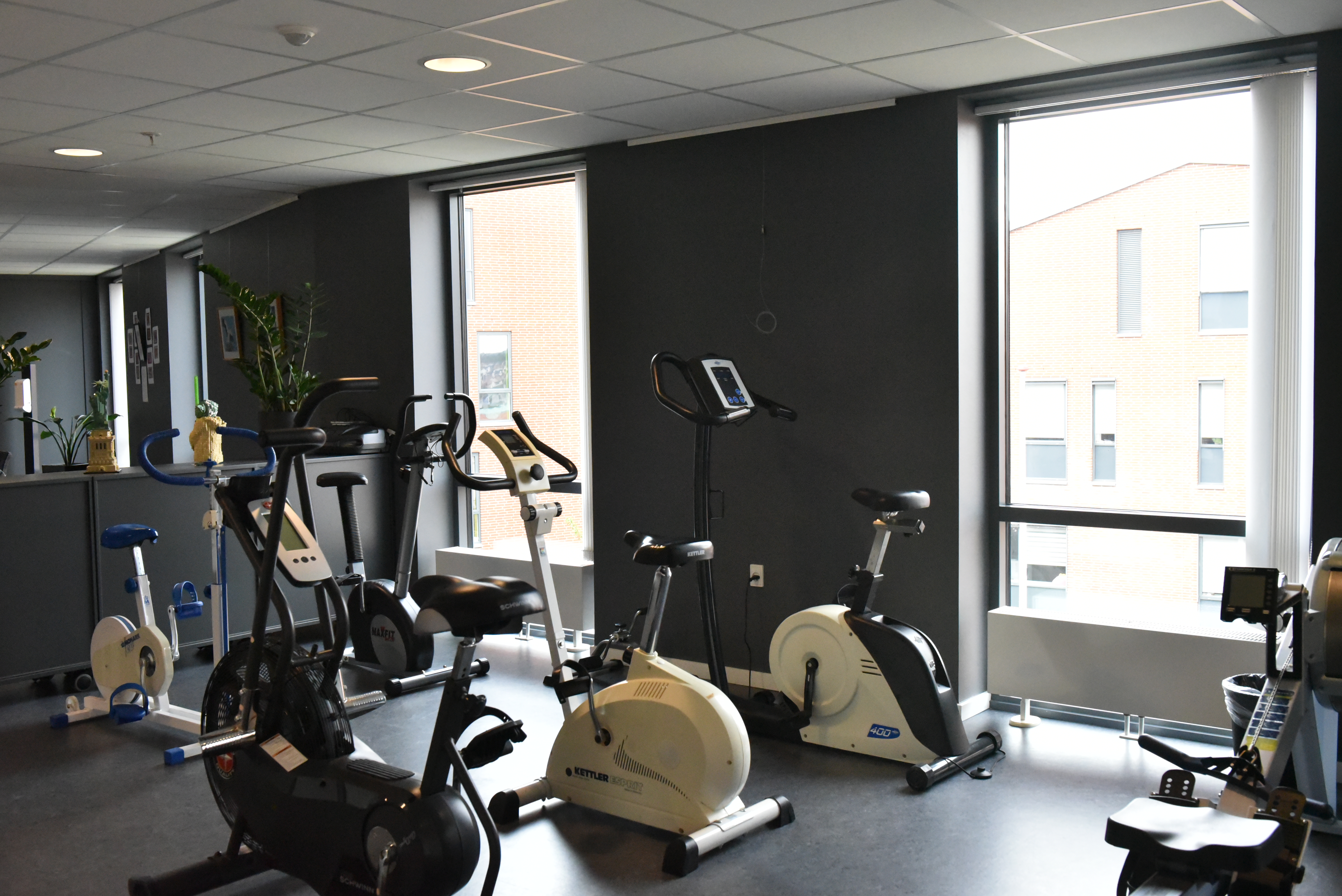 Træningslokale med maskiner hos Thors Bakke Ældrecenter