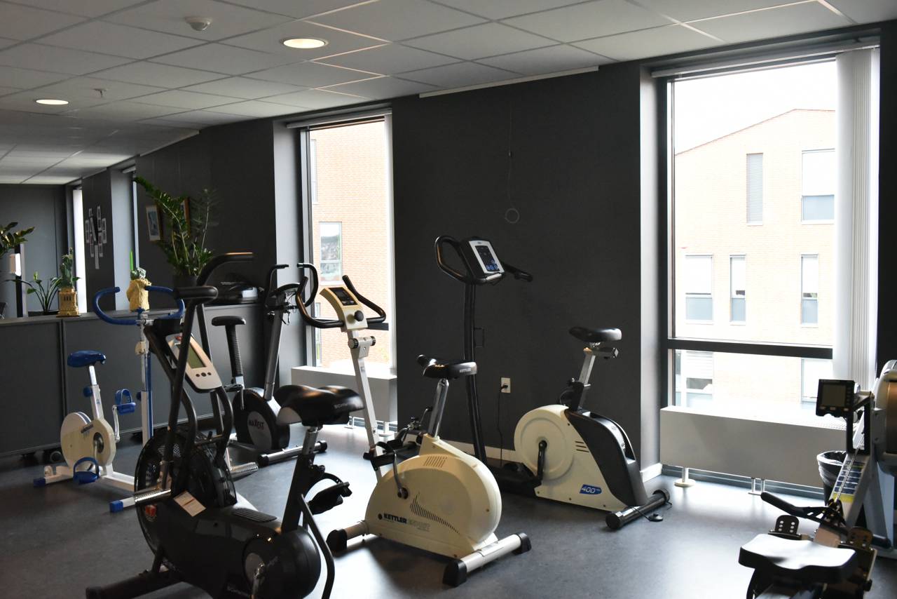 Træningslokale med maskiner hos Thors Bakke Ældrecenter