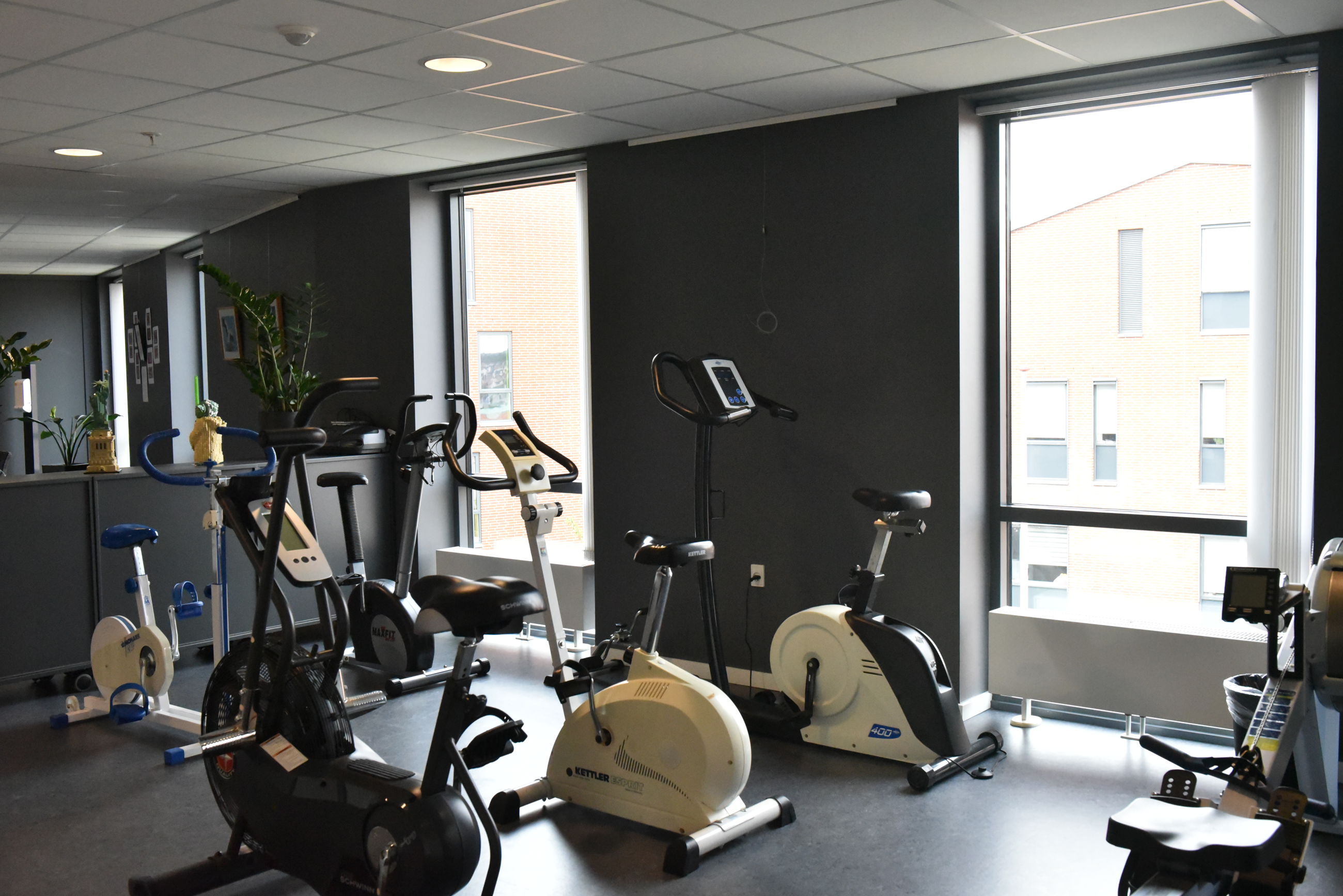 Træningslokale med maskiner hos Thors Bakke Ældrecenter