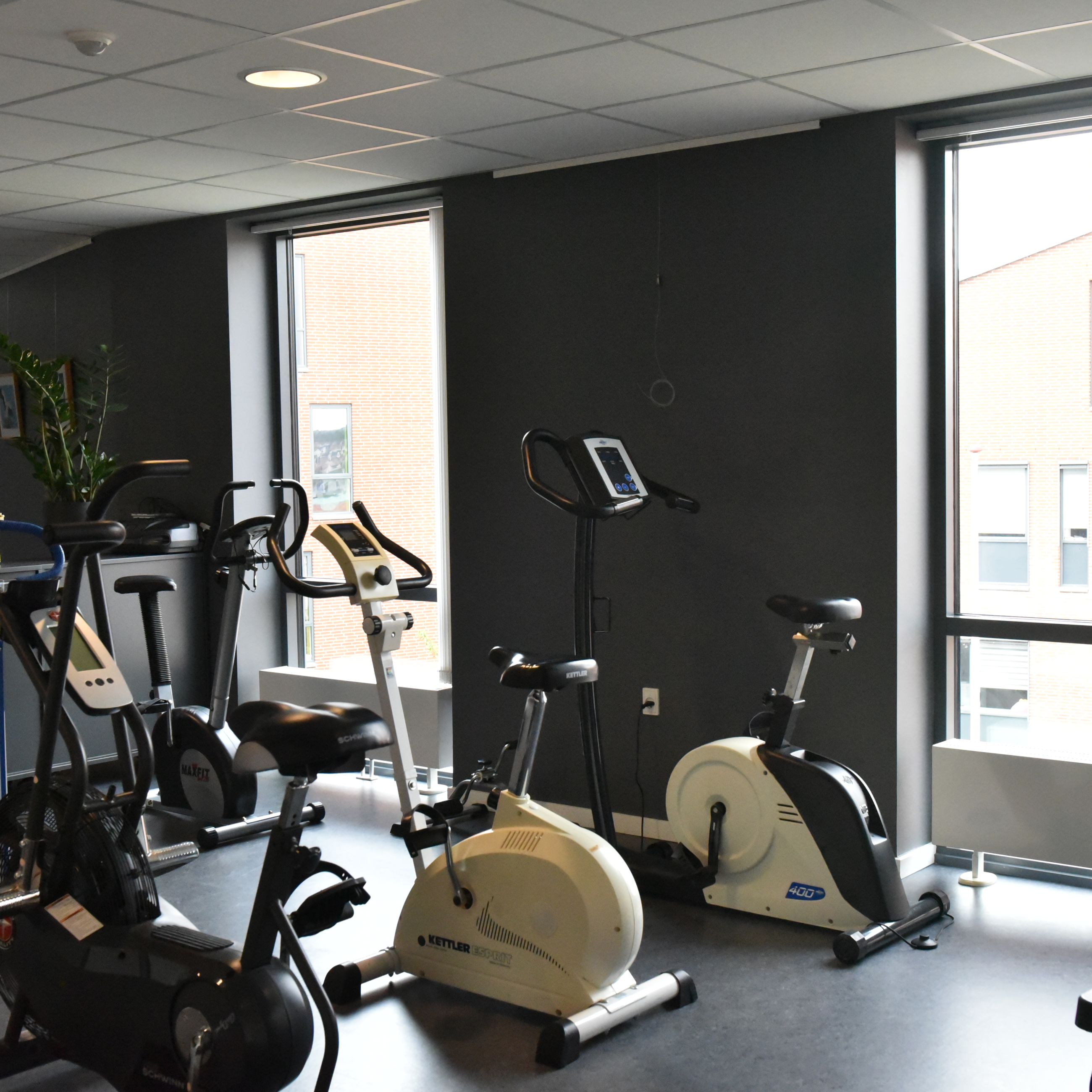 Træningslokale med maskiner hos Thors Bakke Ældrecenter