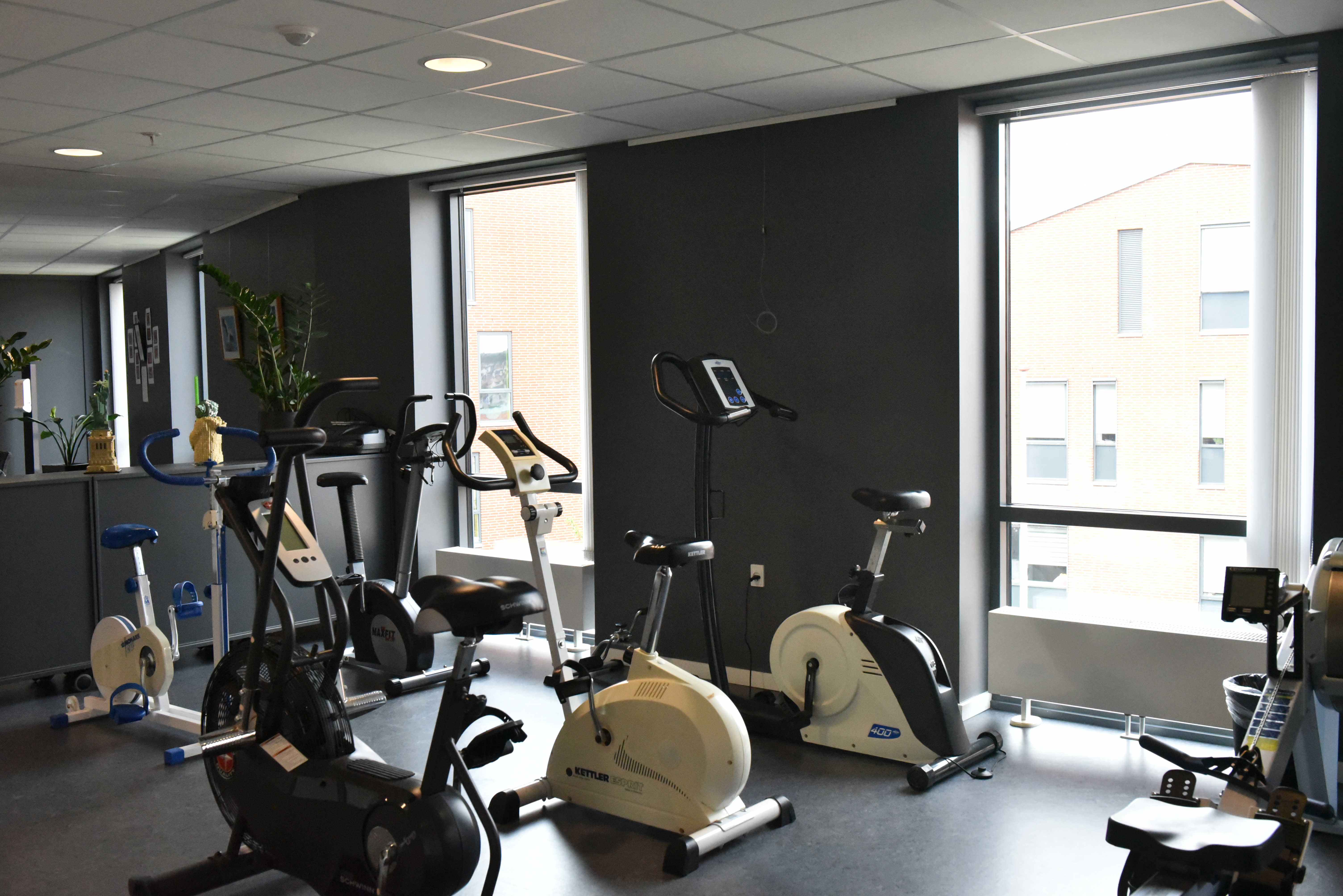 Træningslokale med maskiner hos Thors Bakke Ældrecenter