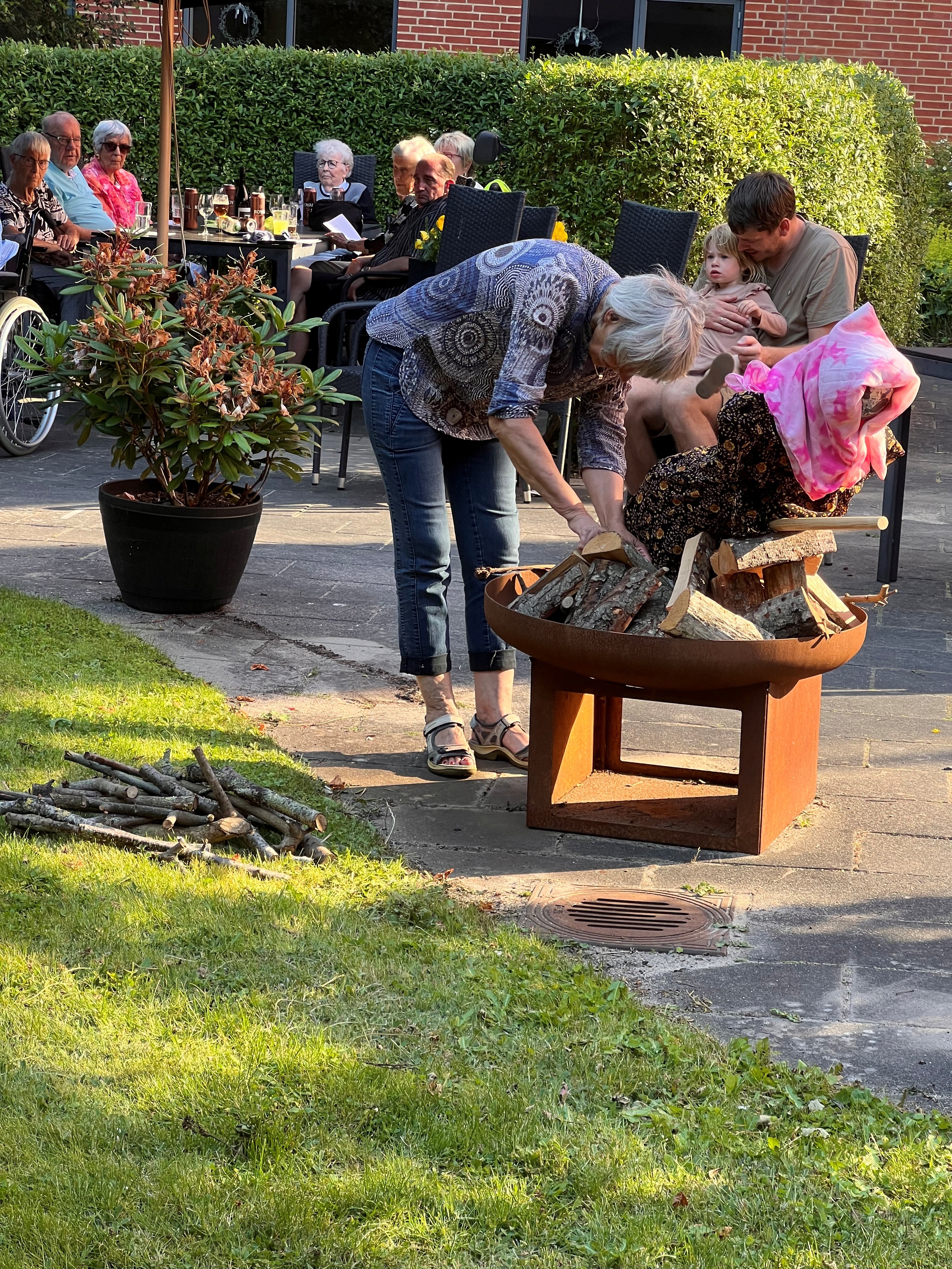 Bål gøres klar til Sankt Hans på Thors Bakke