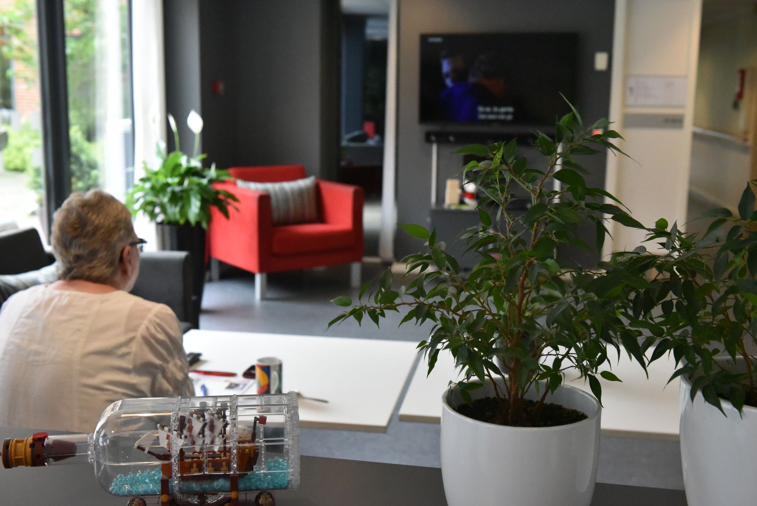 Opholdsstue med tv hos Thors Bakke Ældrecenter