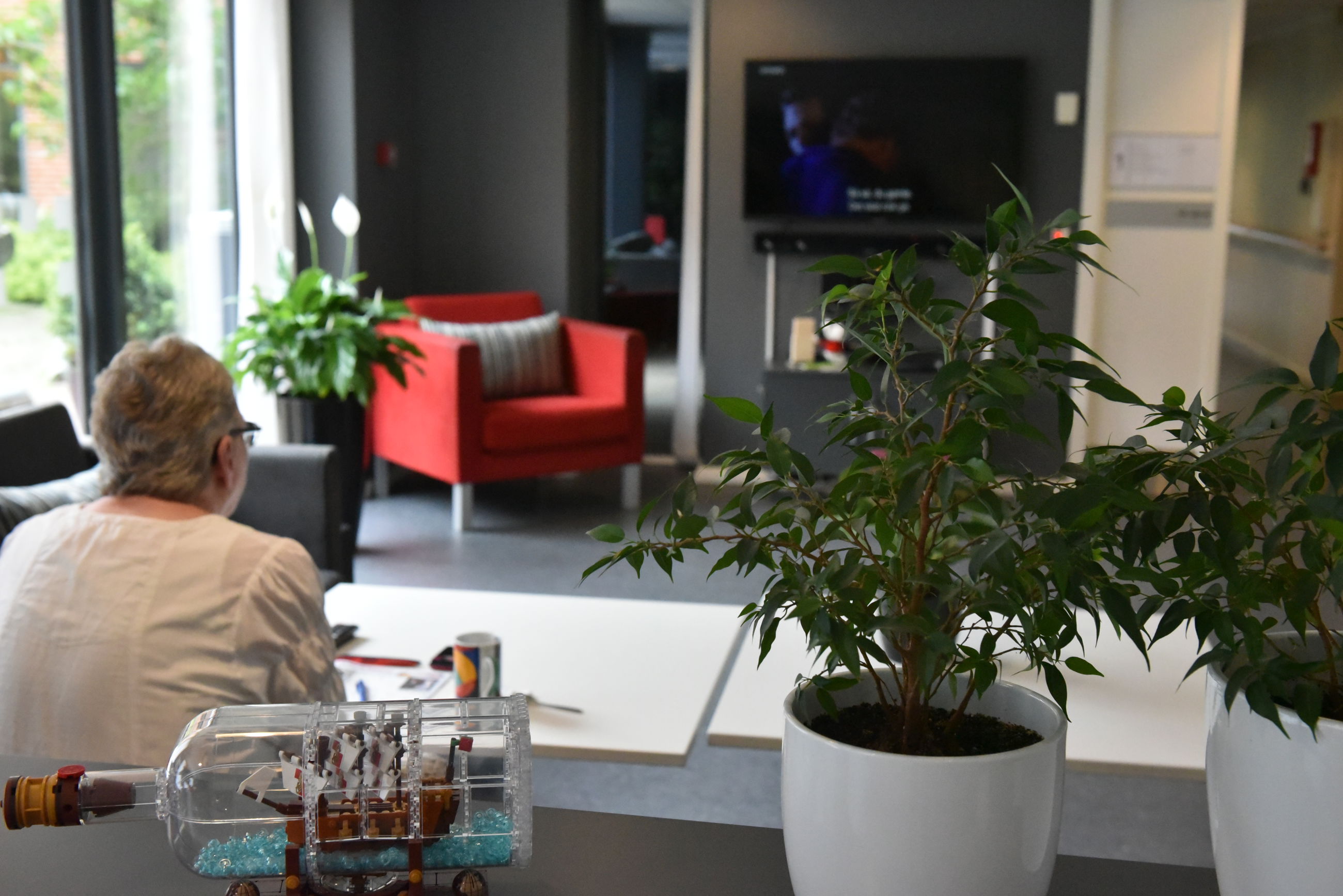 Opholdsstue med tv hos Thors Bakke Ældrecenter