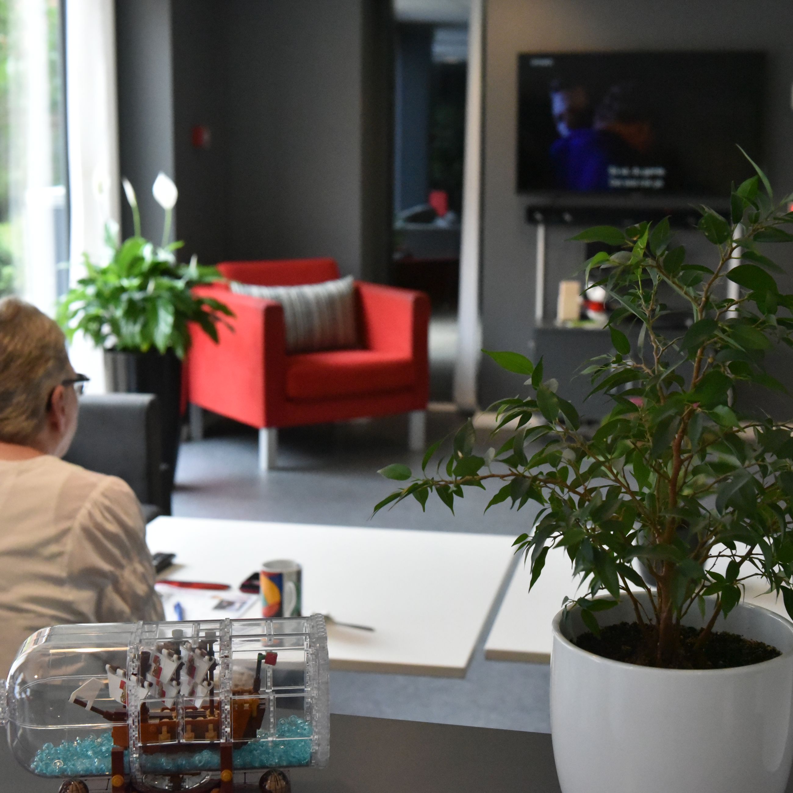 Opholdsstue med tv hos Thors Bakke Ældrecenter
